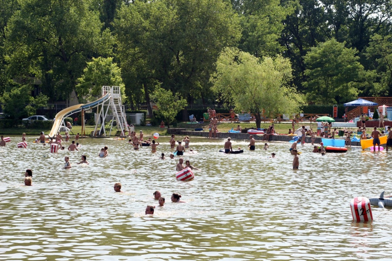 Úszóverseny a tóban