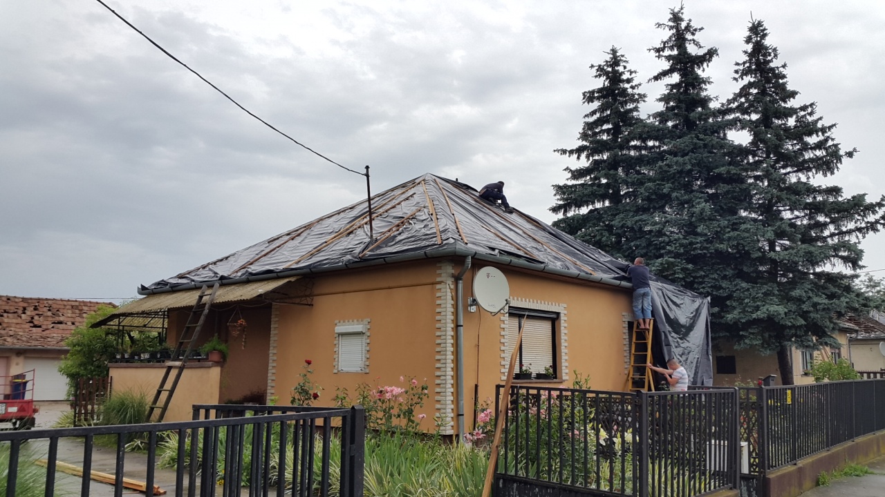 Ezer szatmári épületben okozott kárt a vihar és a jég