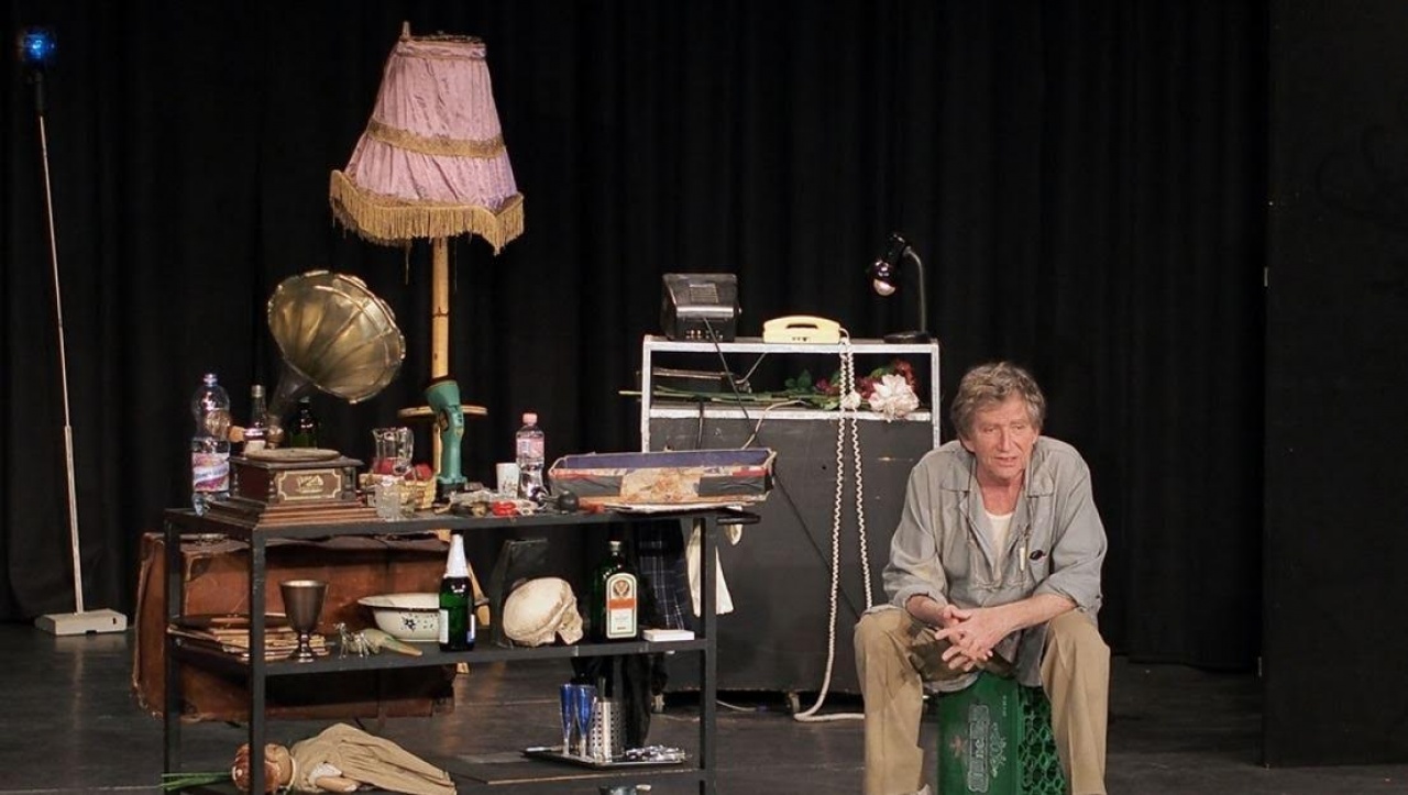 Nem mellékes, hogy Kern a Kellékes