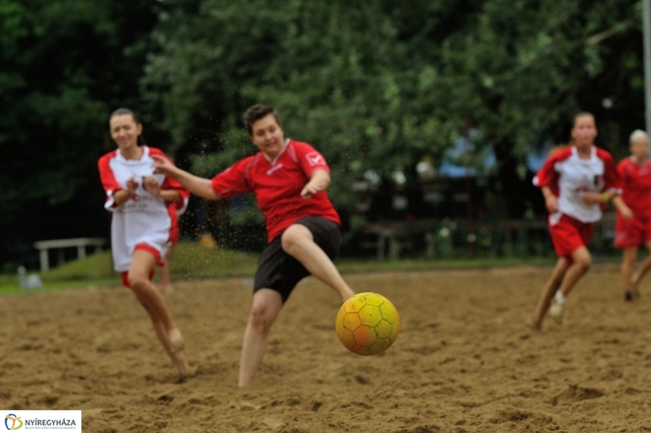 Megkezdődött a strandfoci torna