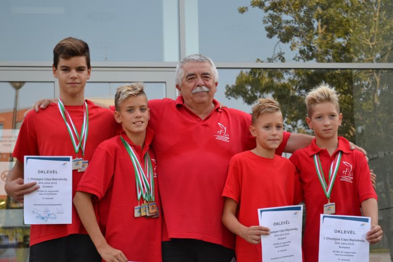 Úgy úsztak, mint a cápák...