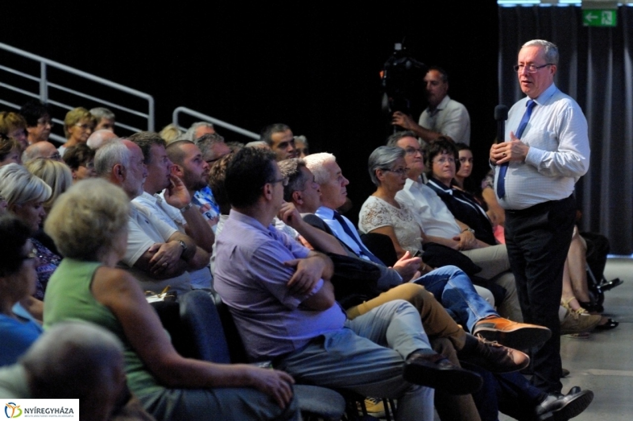Bakondi: Elsőként dönthetünk, a tét: a jövő!
