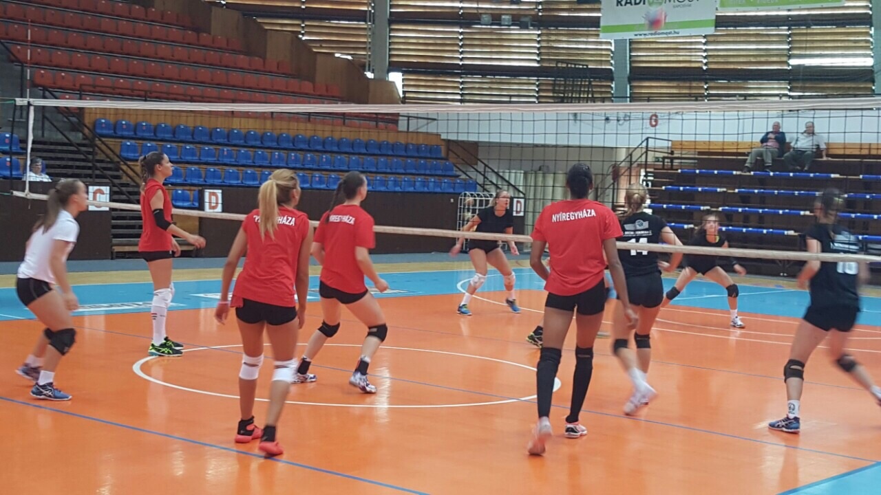 Játszmát sem veszítettek a röplabdások