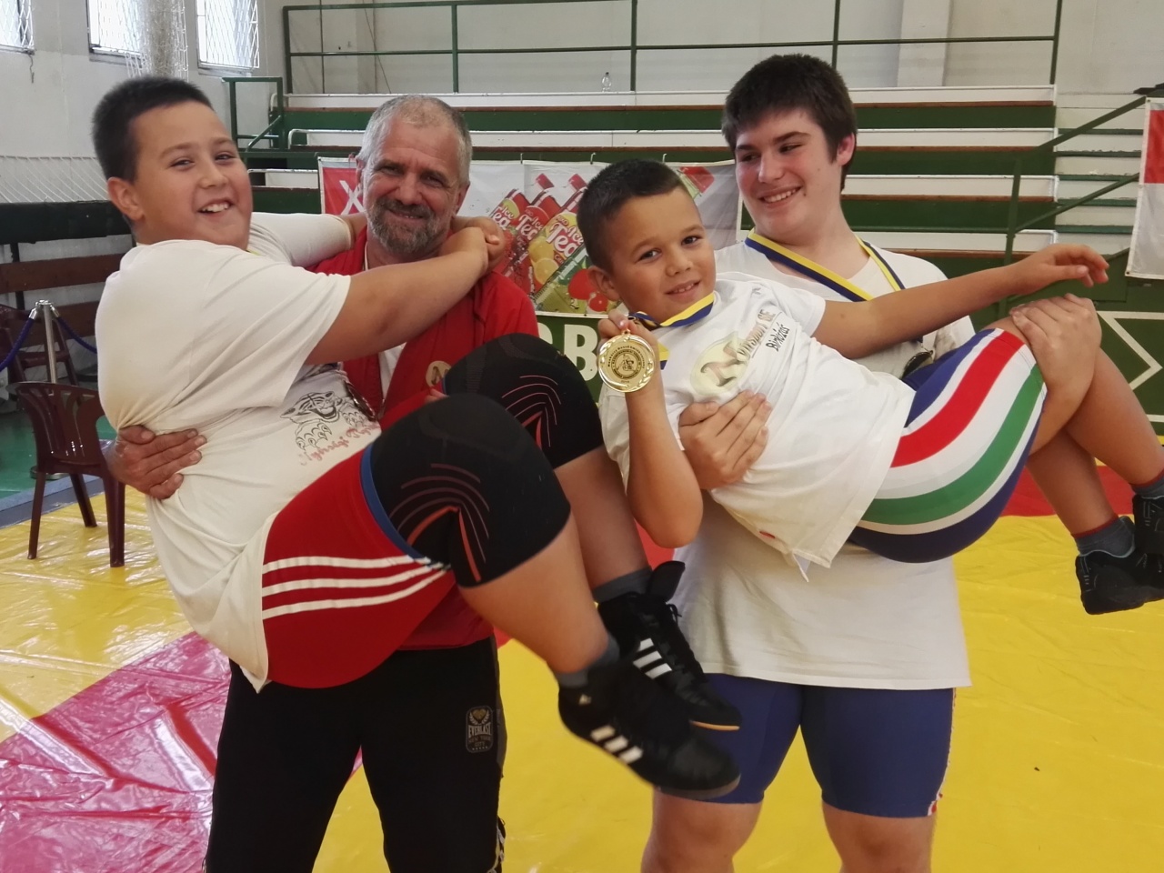 Aranyakat birkóztak