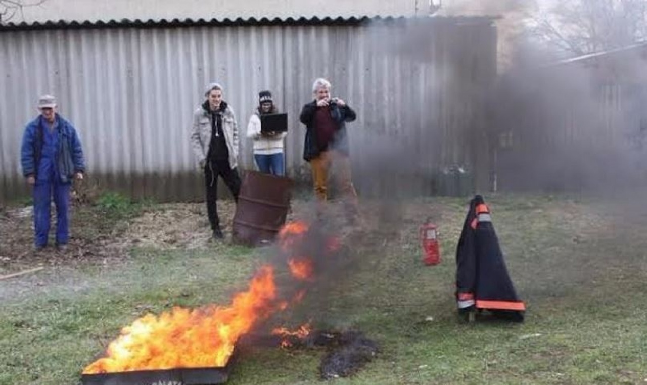 Rómáig megy a tűzoltókabát