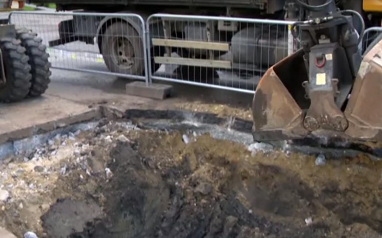 Vezetékcsere a Szegfű utcán