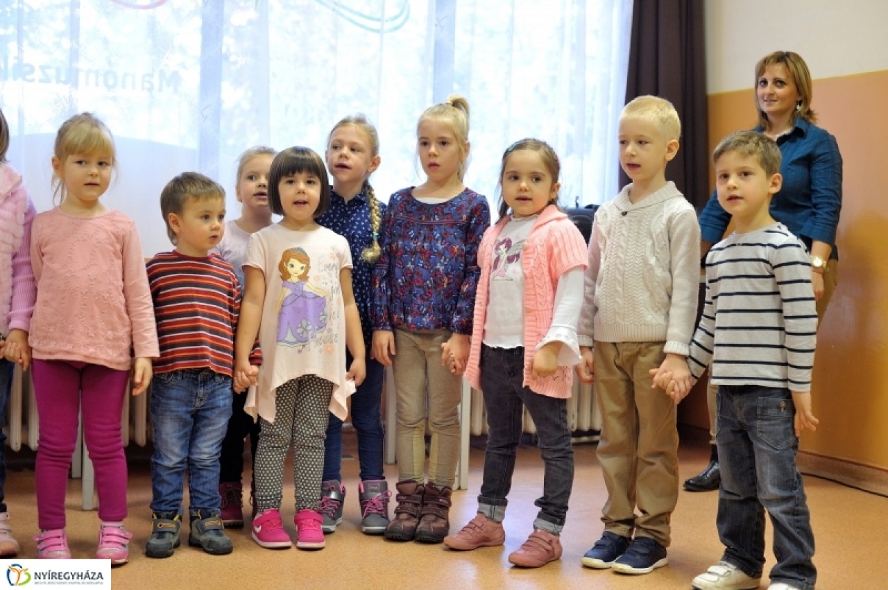 Generációs találkozás: ovis idősköszöntés