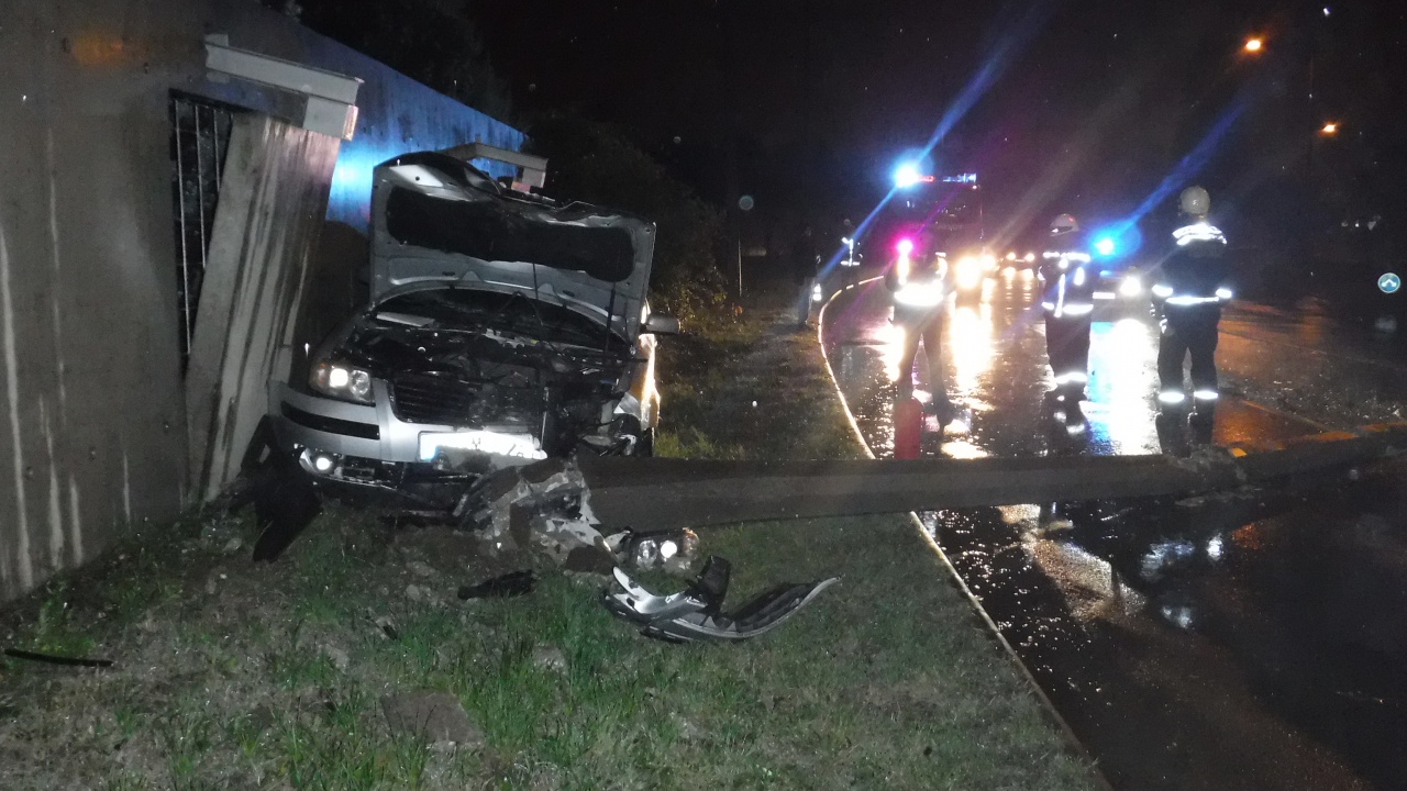 Lámpaoszlopnak ütközött