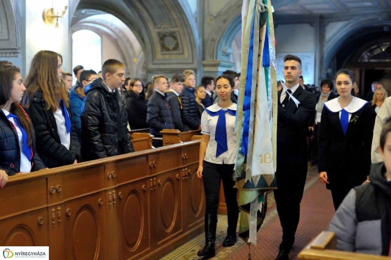 210 gyertya: születésnapot ünnepeltek a Kossuthban