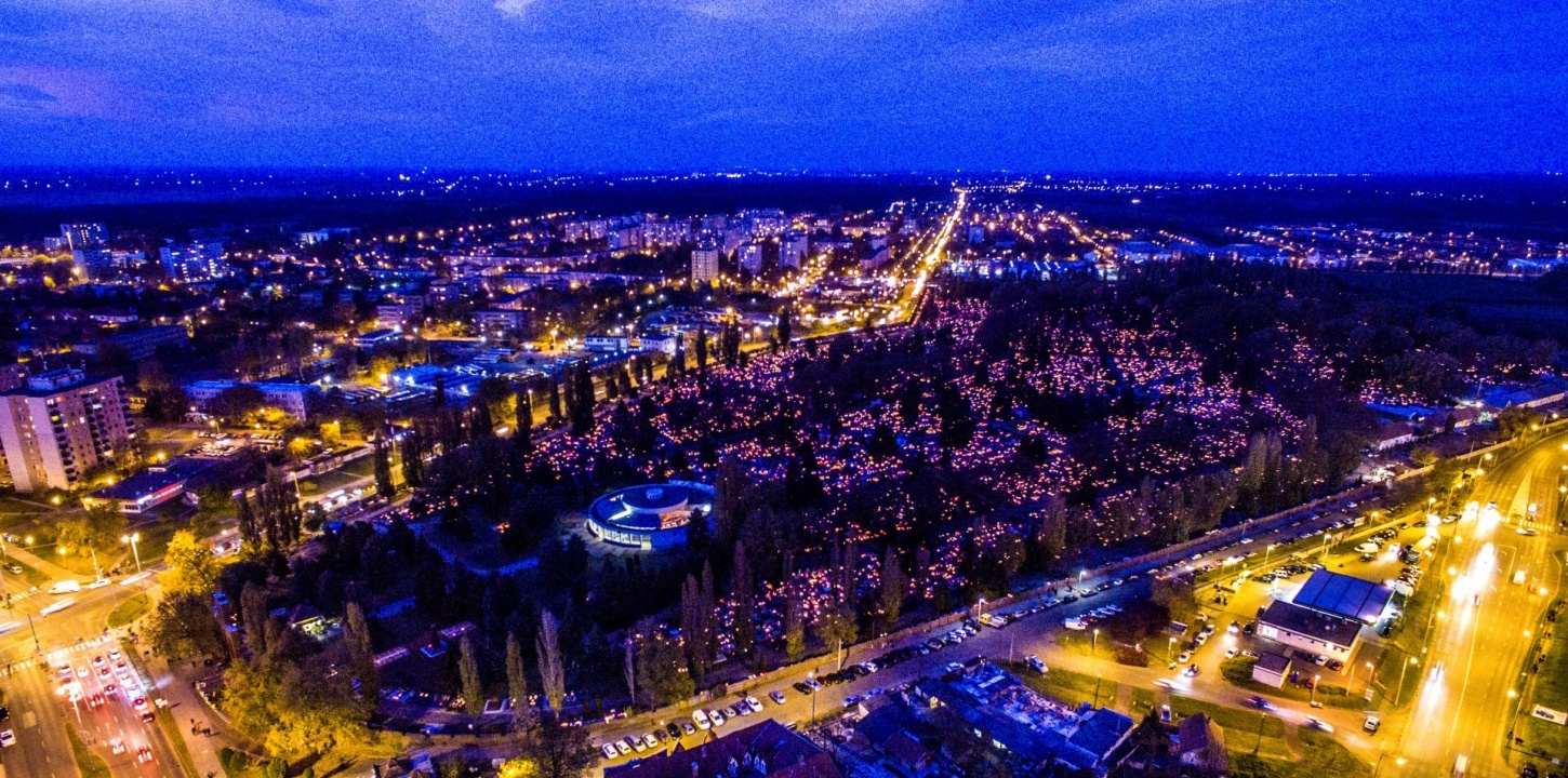 Szívünkben emlék, sírjukon gyertyaláng