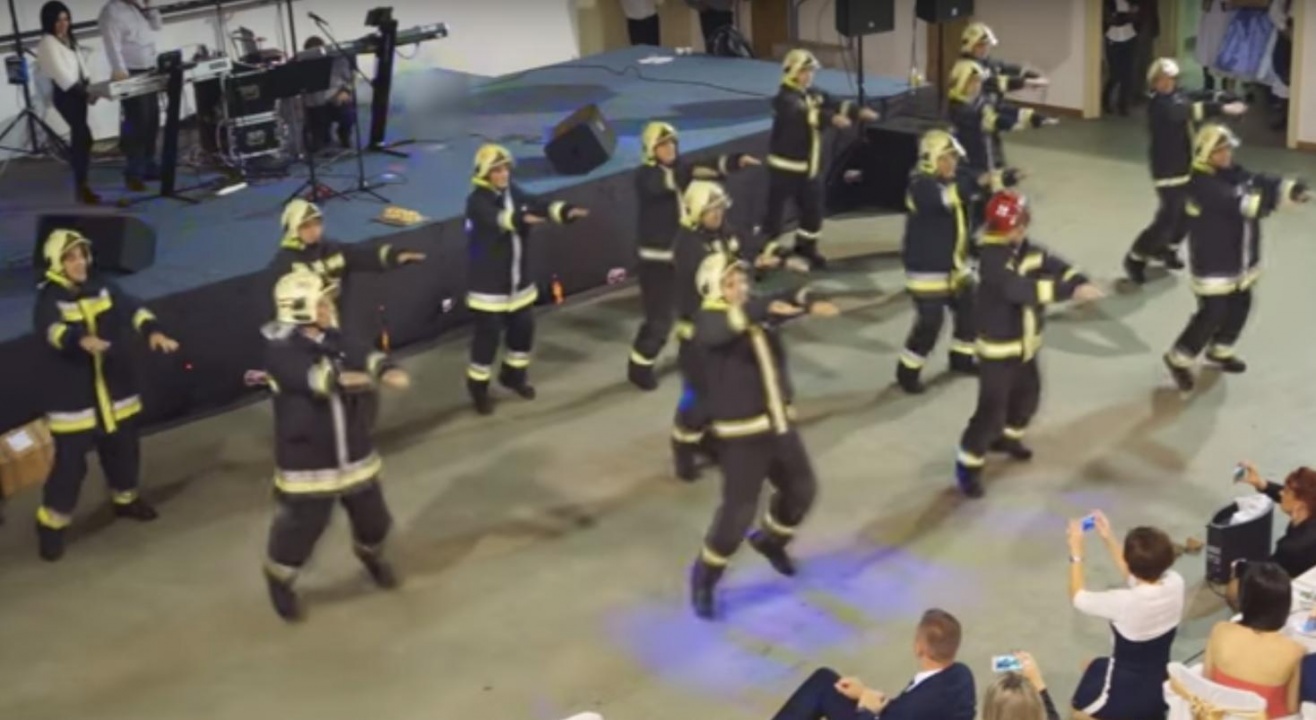 Védőöltözetben ropták a nyíregyházi tűzoltók