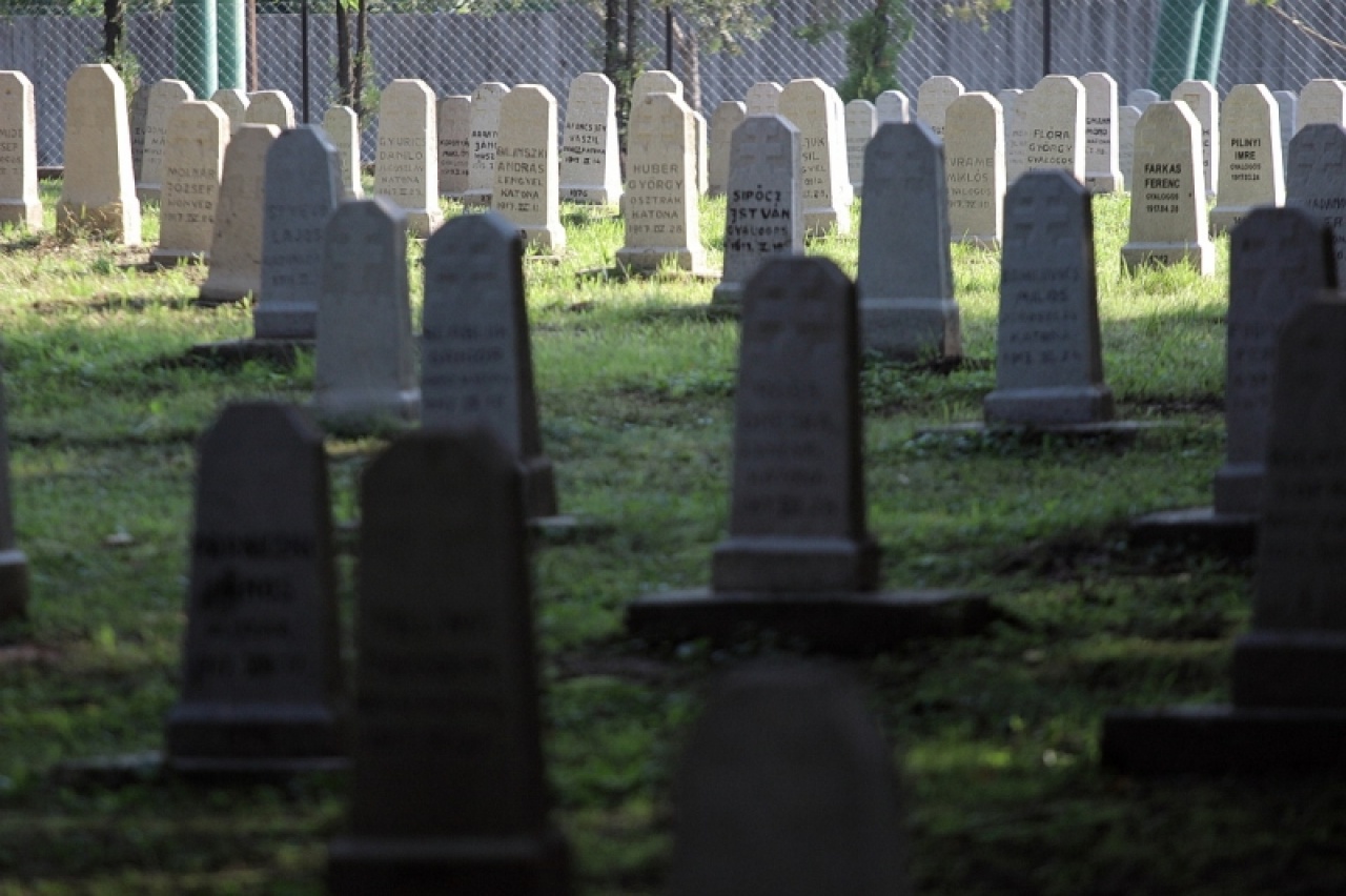 Sírrekonstrukció a Hősök Temetőjében