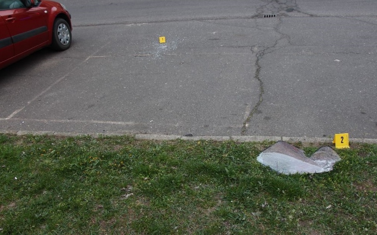 Emberölés kísérlete egy parkolóban