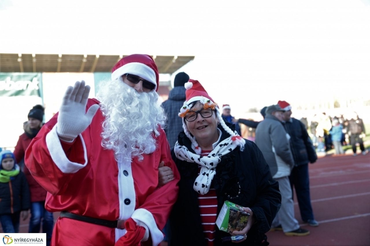 Futással melegített a Mikulás hatodikára!