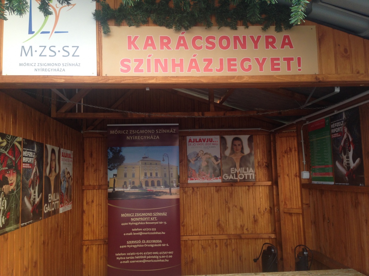 Színház a Kossuth téren!