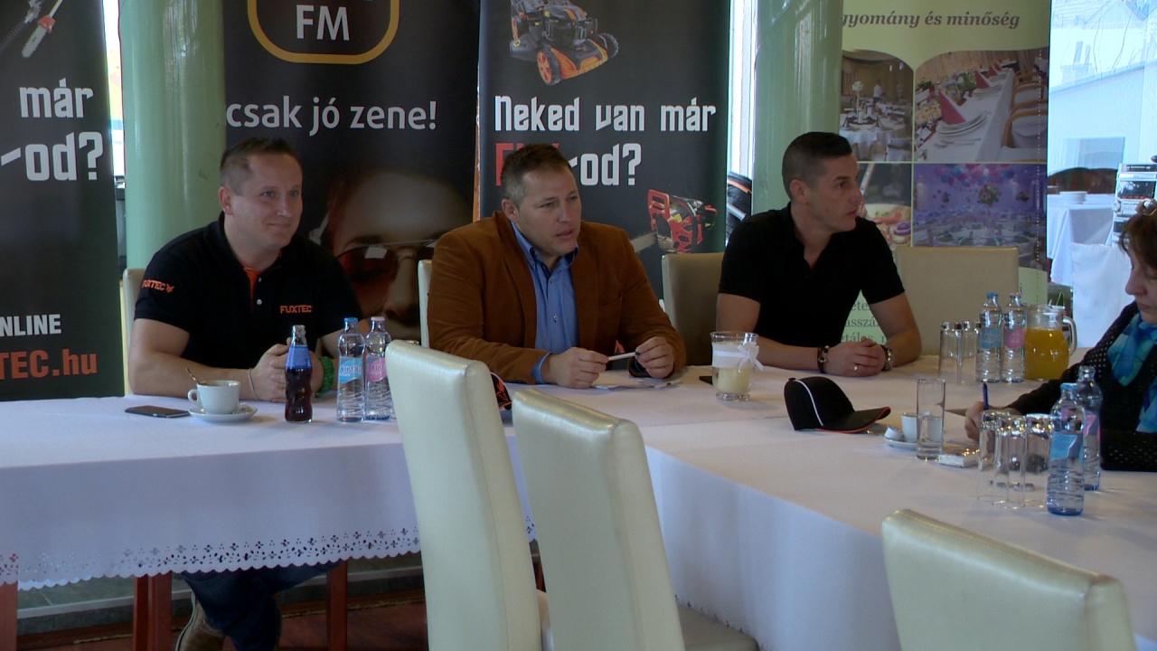 Félmilliós összdíjazás