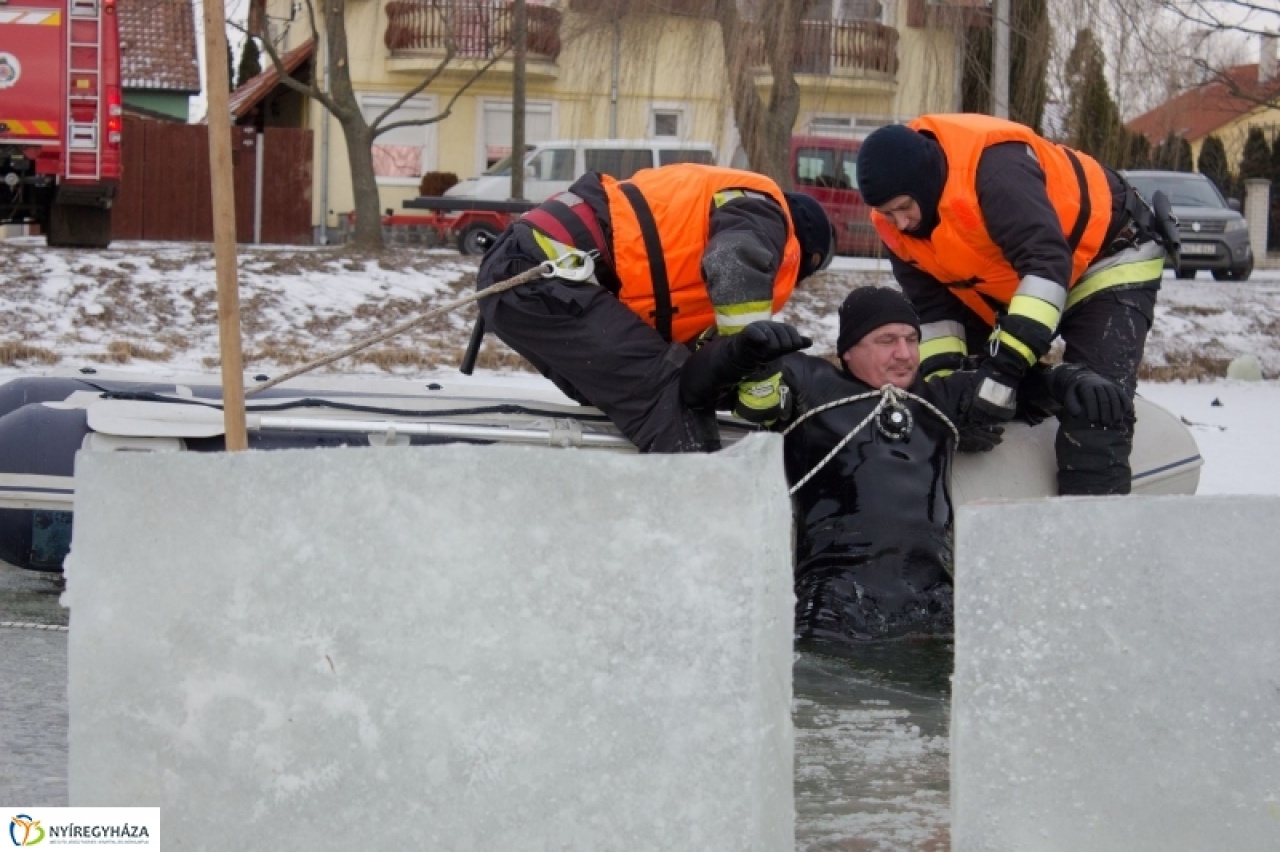 A jégből mentést gyakorolták