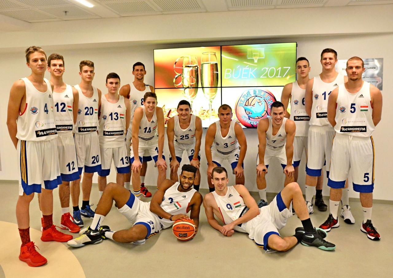 Tavasszal harapnának a Cápák