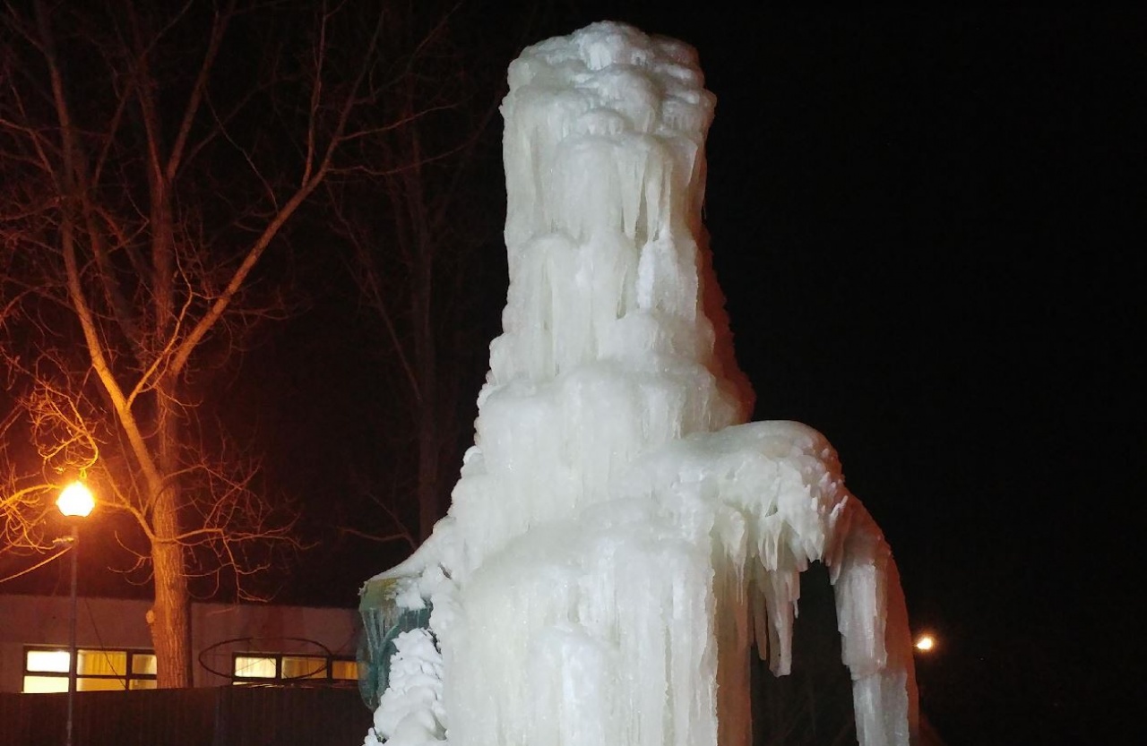 Nincs neve, de egyre nagyobb a nyíregyházi jégszobor!