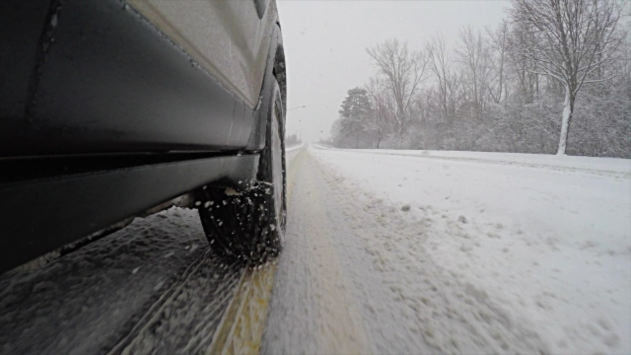 Folyamatos a havazás – Dolgoznak a hókotrók