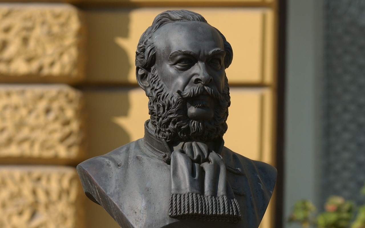 Szobrok a megyeháza előtt