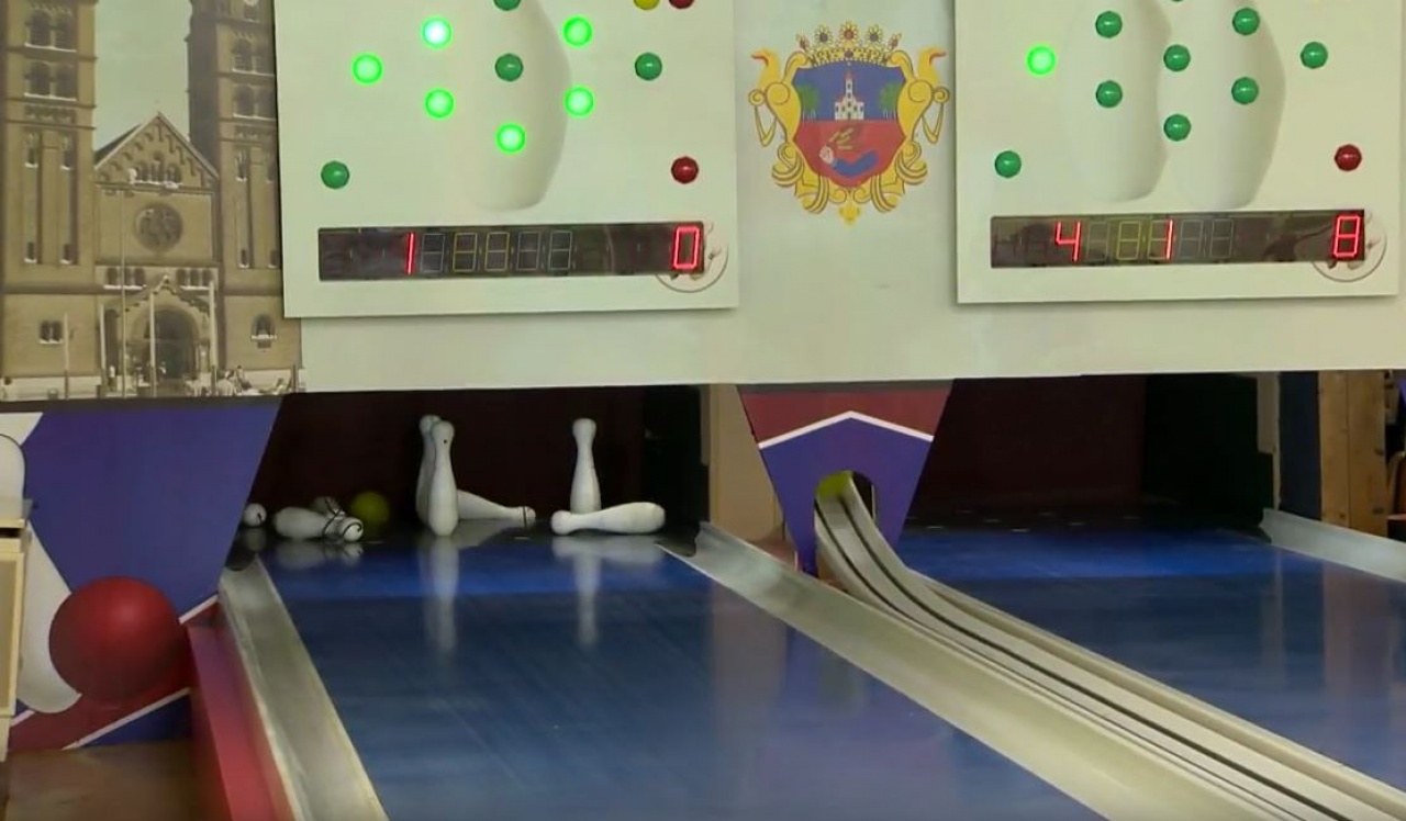 Szépkorúak tekéznek