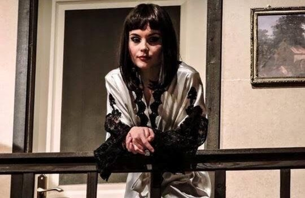 Fehérneműben a színpadon