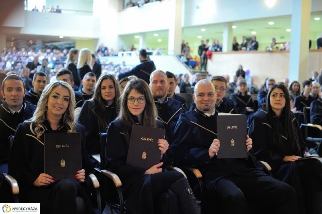 133 oklevelet adtak át