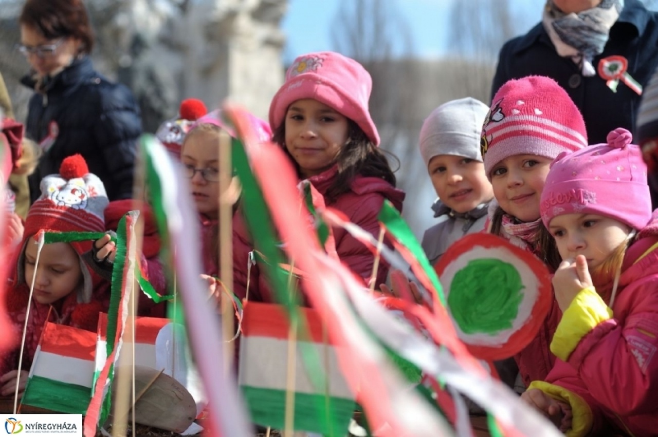 Ünnepi díszbe borult a Kossuth tér