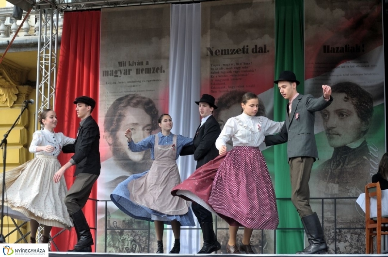 Megemlékezés a Kossuth téren