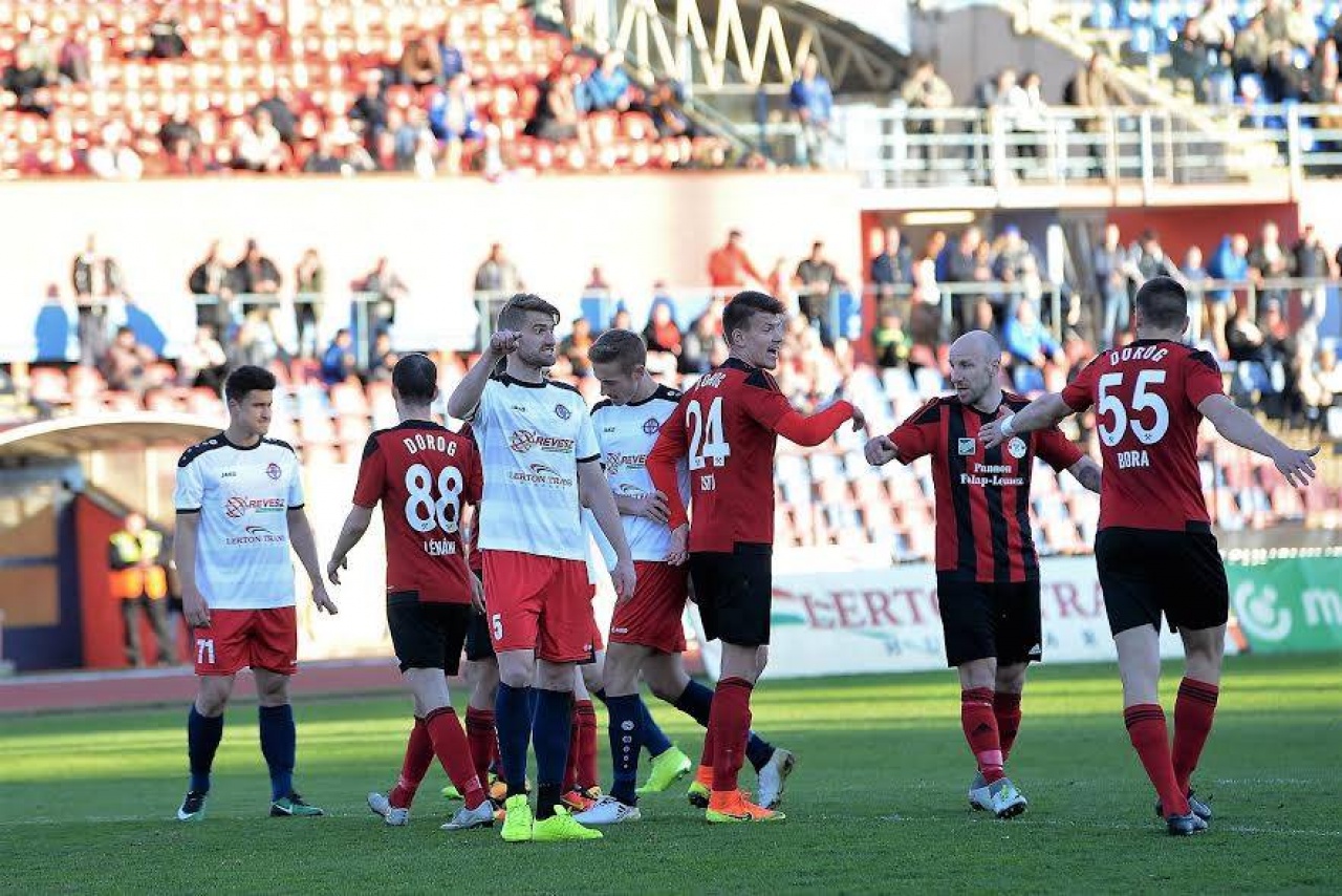 Mezcsere a szünetben