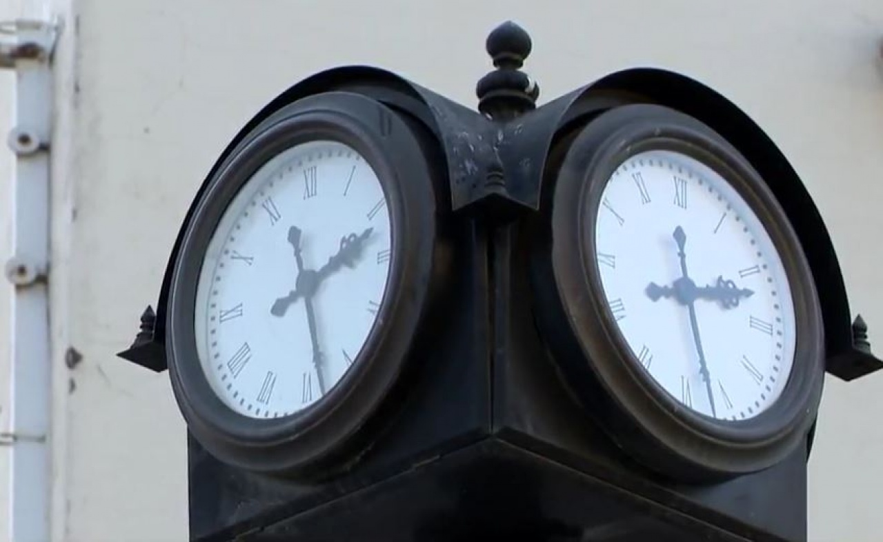 Hétvégén órát állítunk!