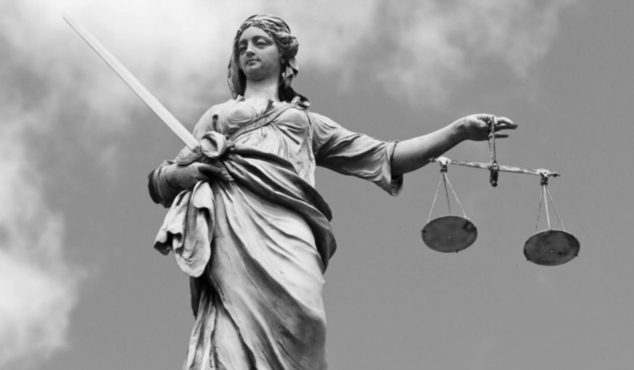 90 rendbeli csalás miatt ítélték el a szabolcsi férfit és élettársát