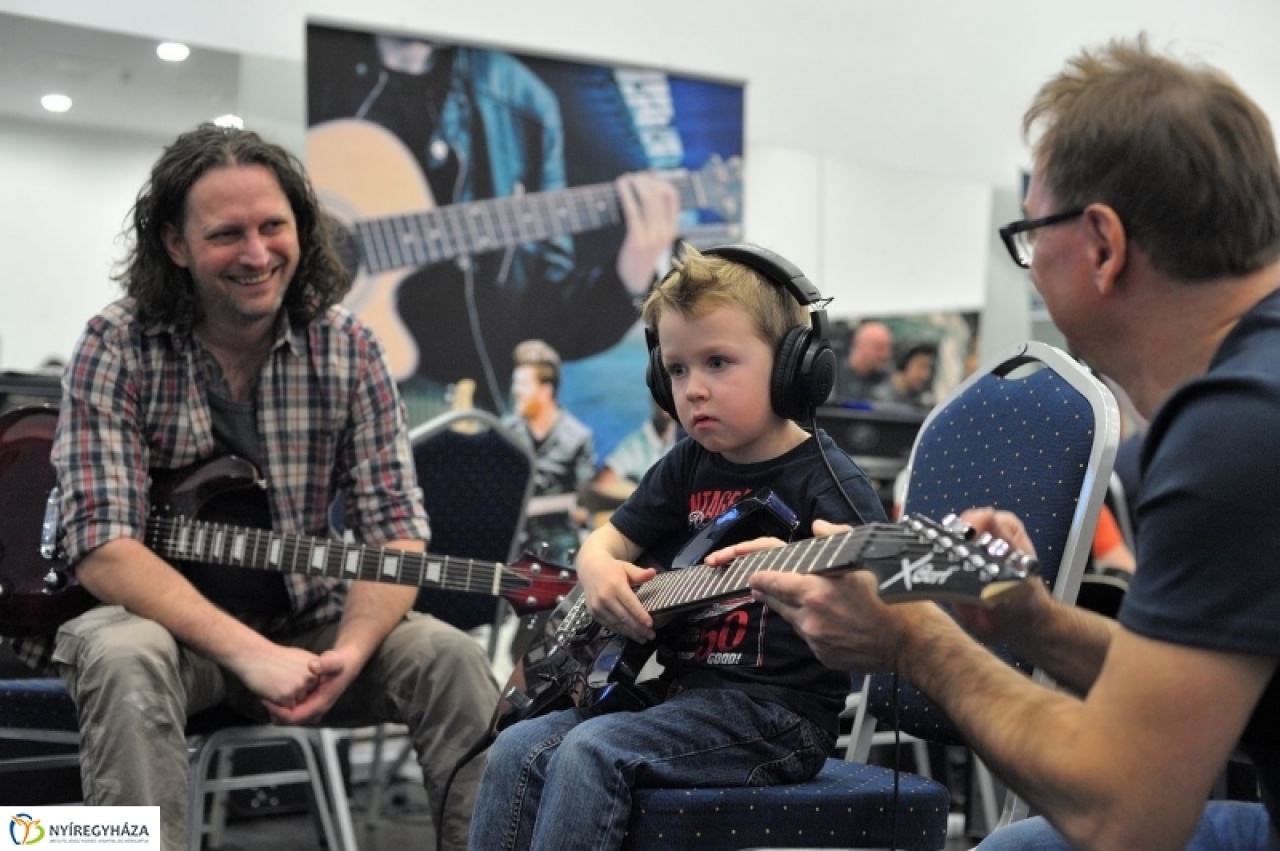 Szerdán is hangszert simogattak