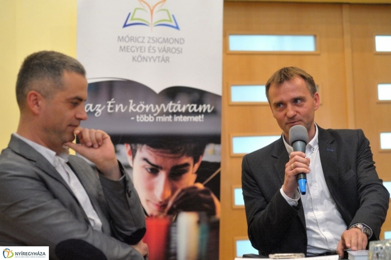 Ha mikrofon kerül a kezedbe – Könyvbemutató a könyvtárban