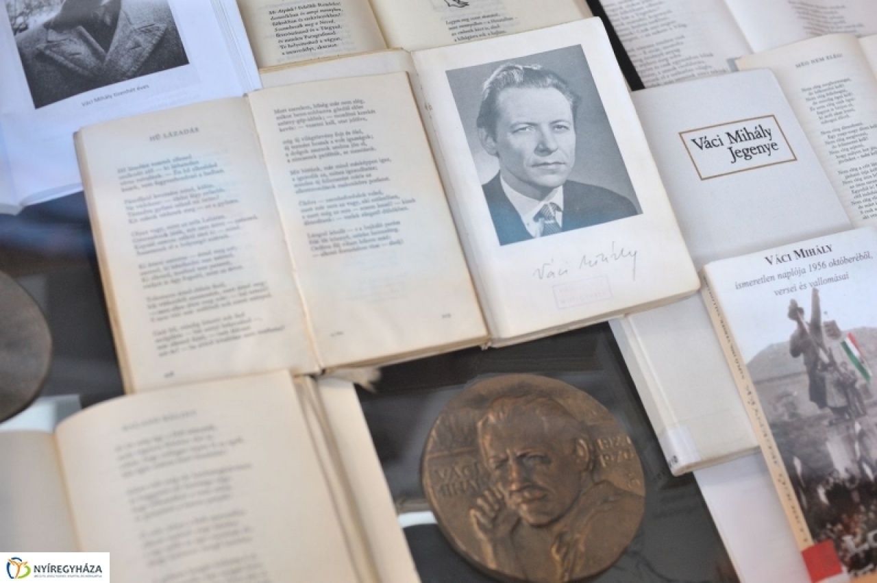 Váci Mihályra és a költészet napjára emlékeztek