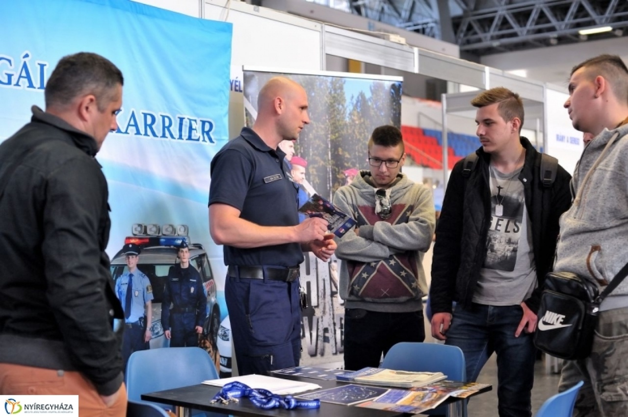 Újabb helyszíneken toboroz a rendőrség