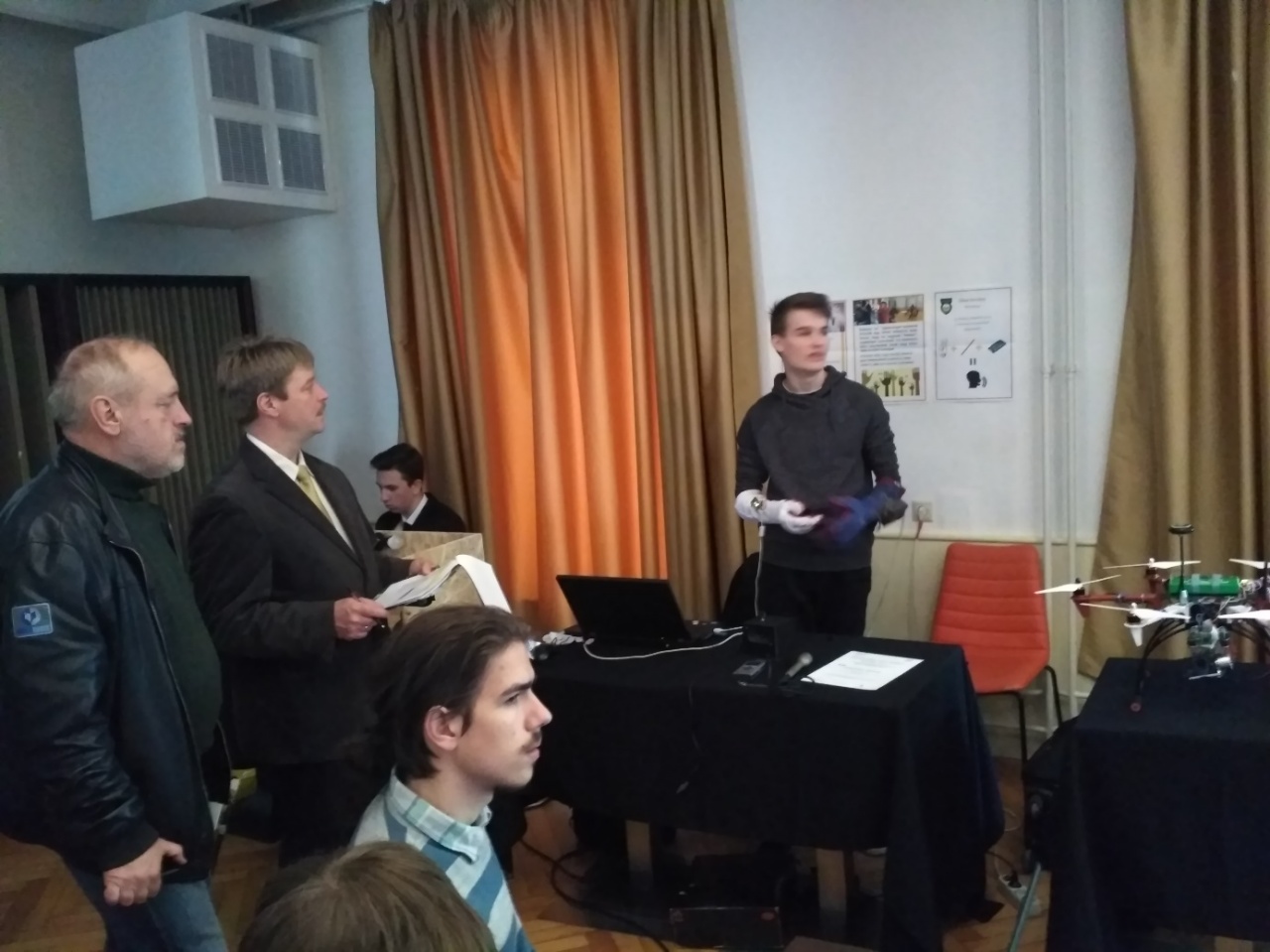 A jelnyelvi kesztyűtől az izomfeszítéses vezérlésig