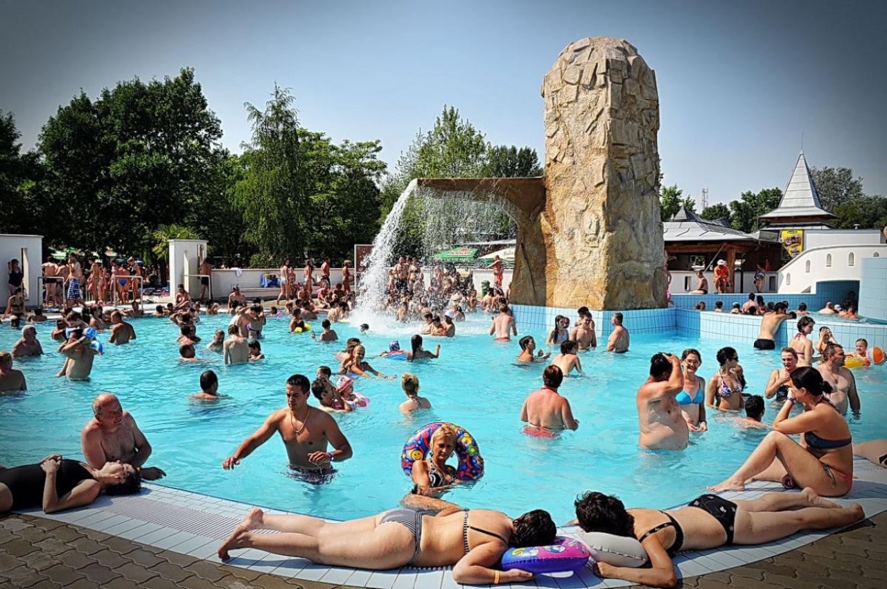 Alig egy hónap múlva nyit a strand!