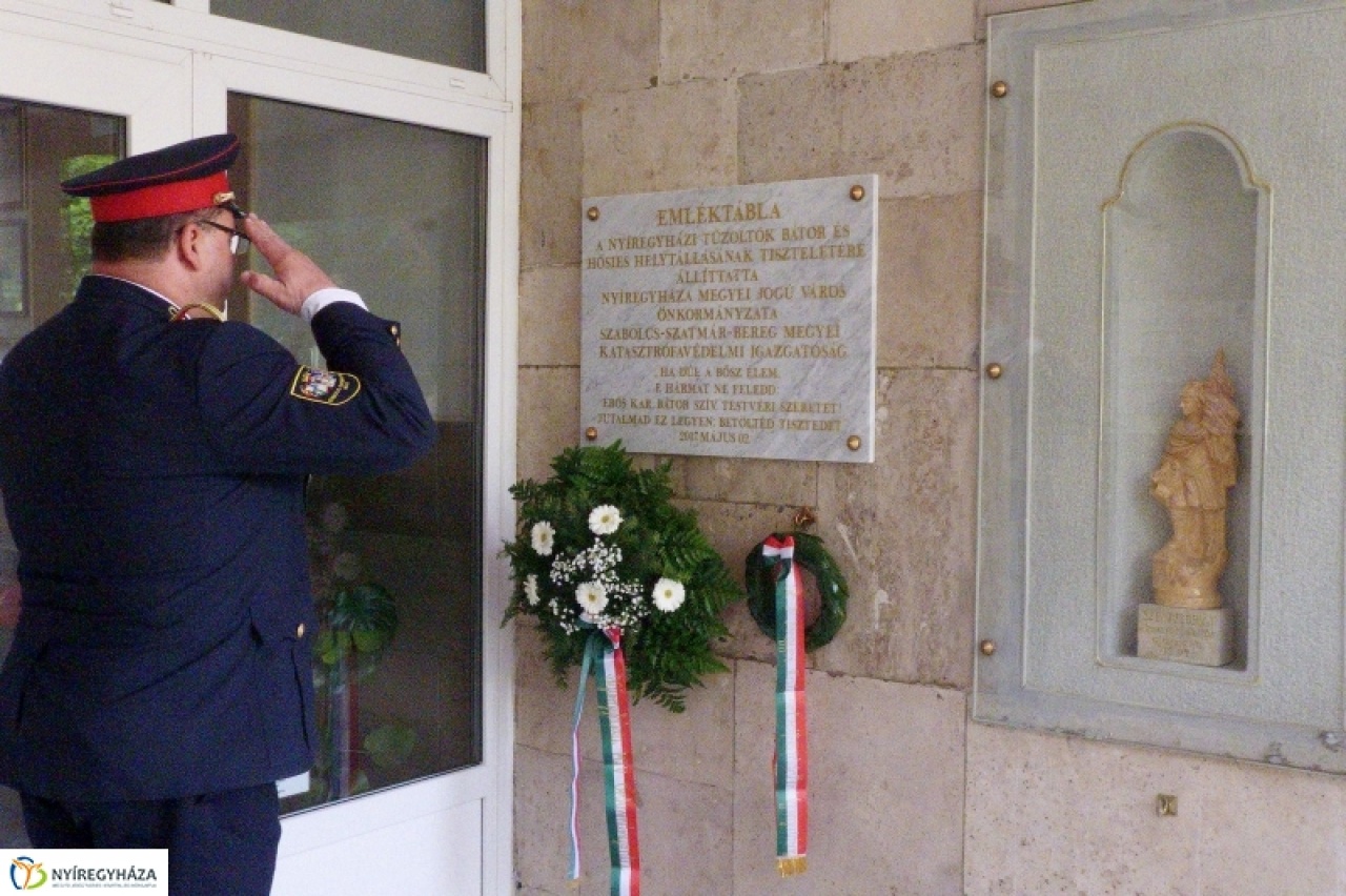 Tábla hirdeti a hős tűzoltók emlékét