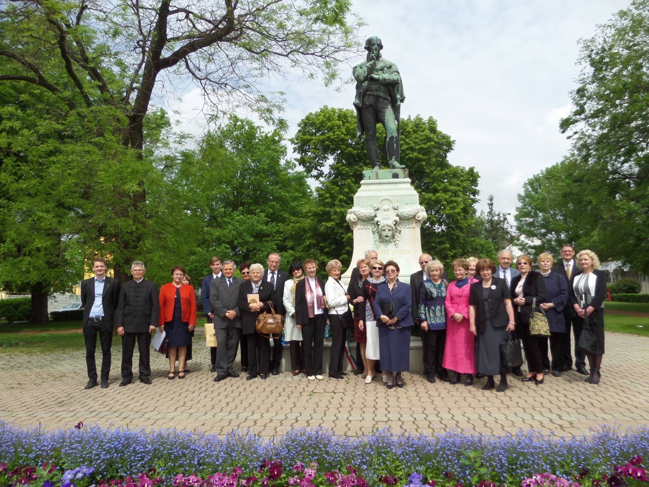 Koszorúzás a Bessenyei-szobornál