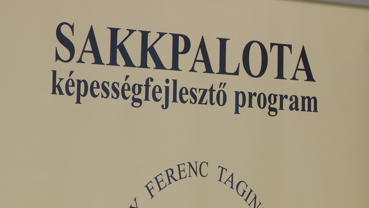 Nem sakkot, hanem sakkal tanítanak