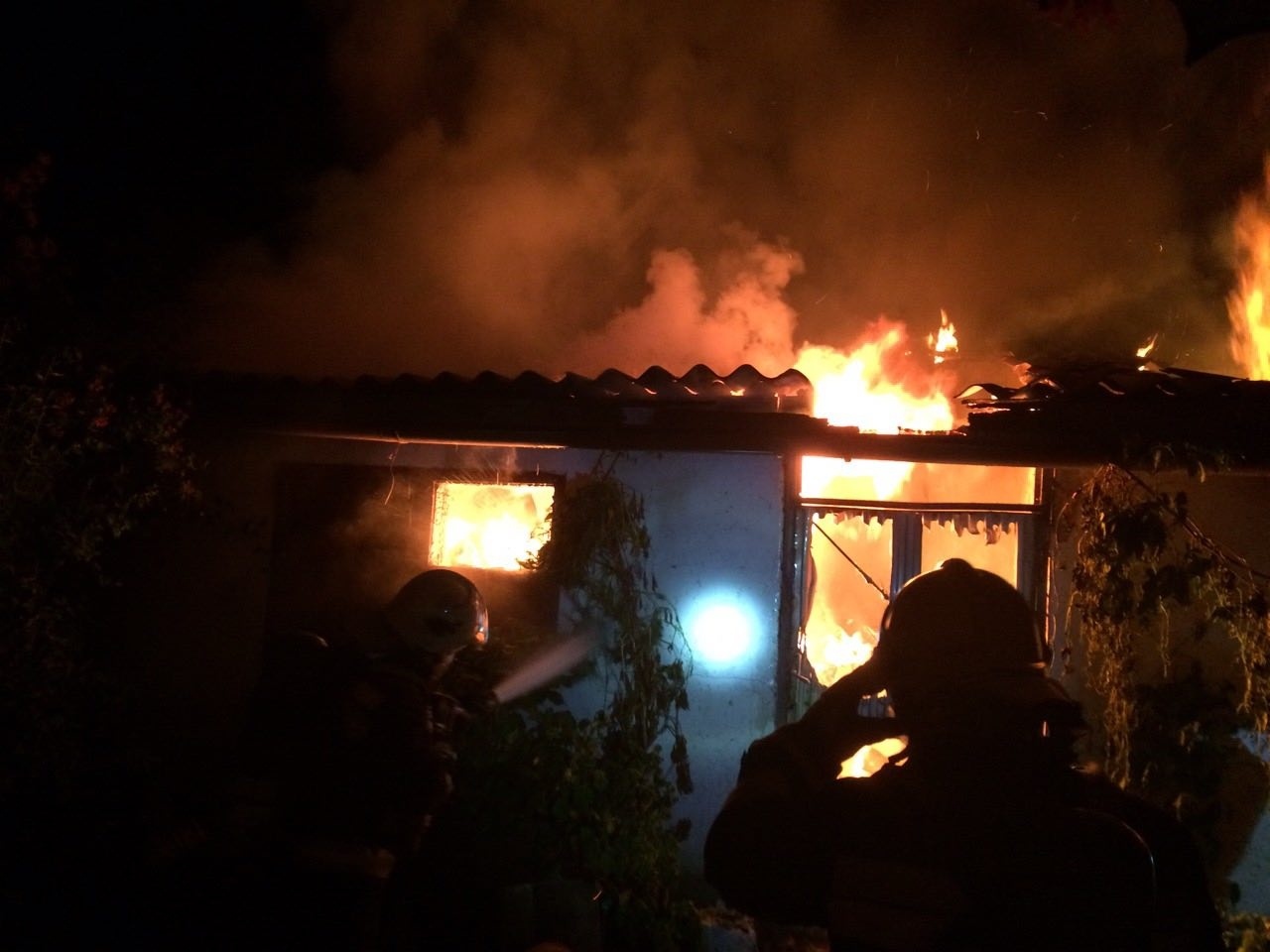 Kigyulladt egy melléképület 