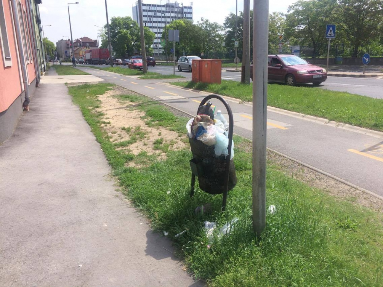 Tele a pohár... na meg a kukák