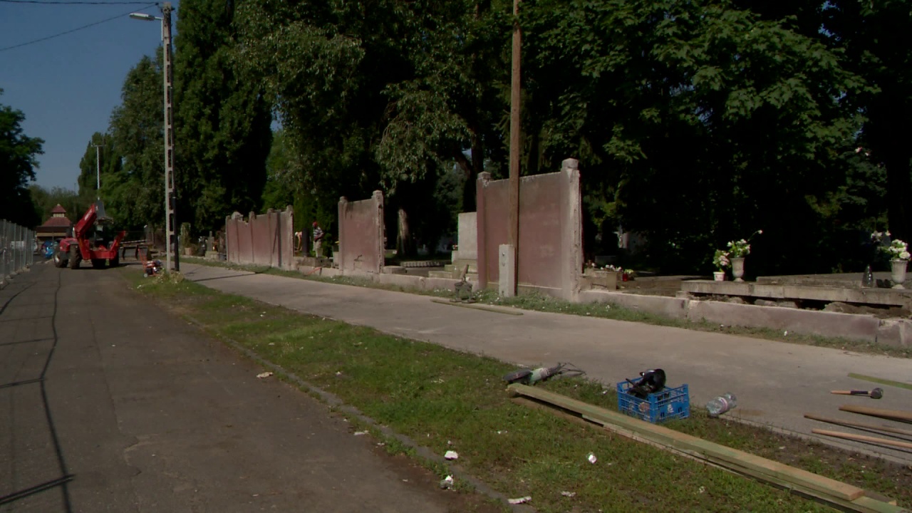 Bontják a kerítést