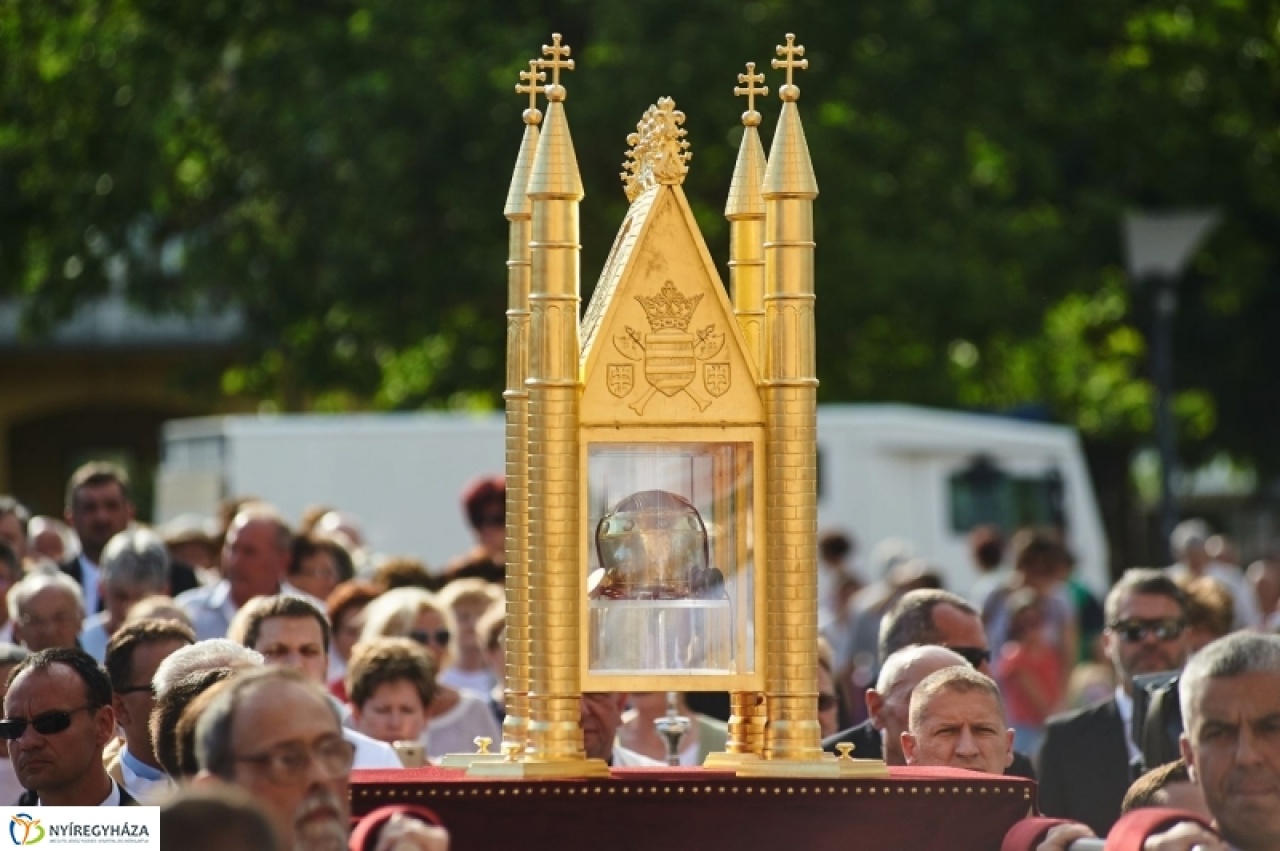 Tömegek fogadták Szent László ereklyéjét  