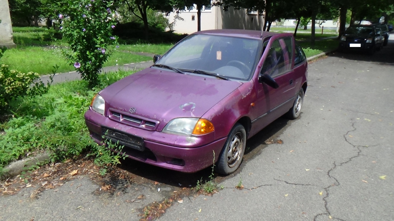 Elhagyott autót törtek fel