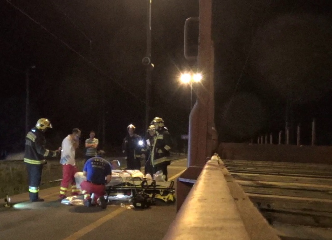 Tehervonat elé ugrott