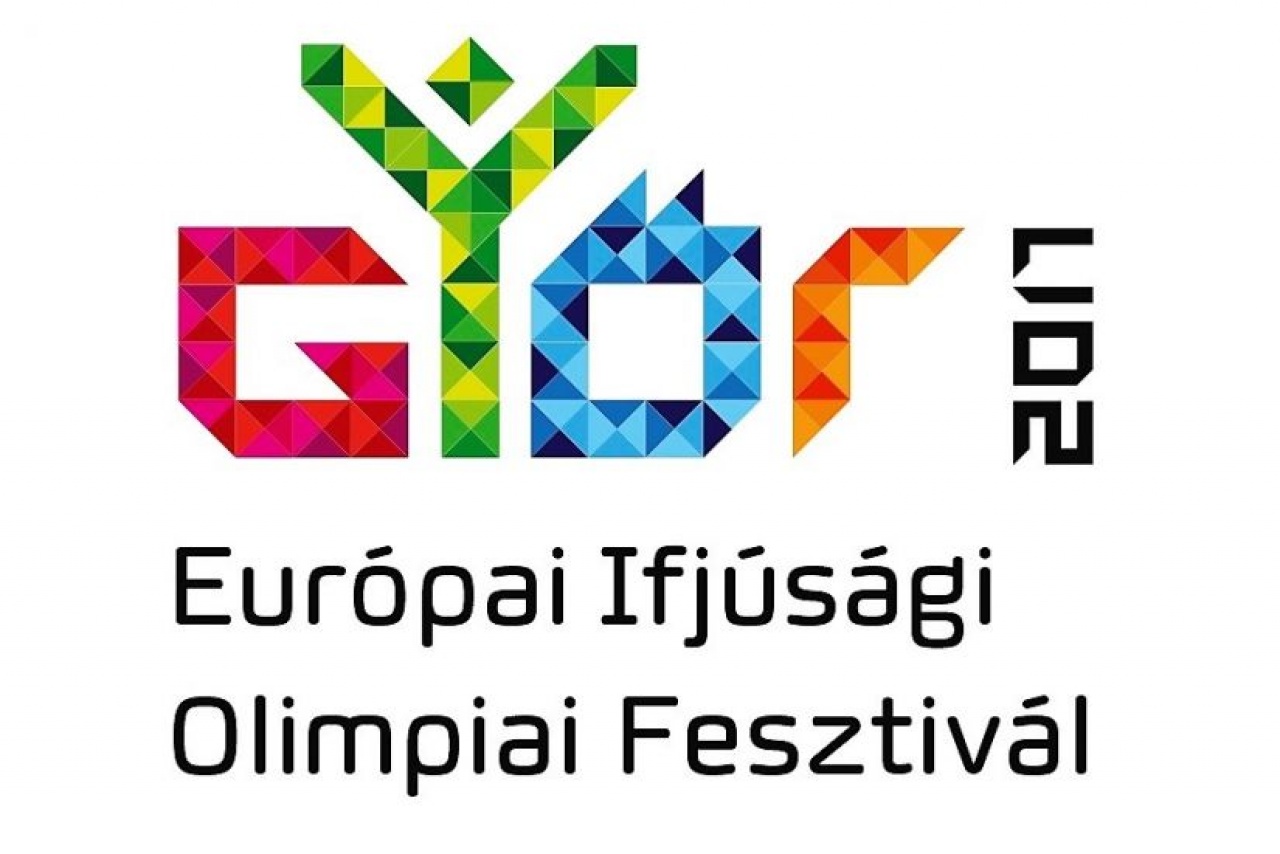 Dóra kedden úszik először