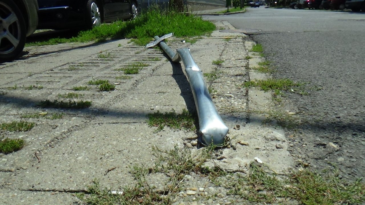 KRESZ táblát tört ki egy gépjármű